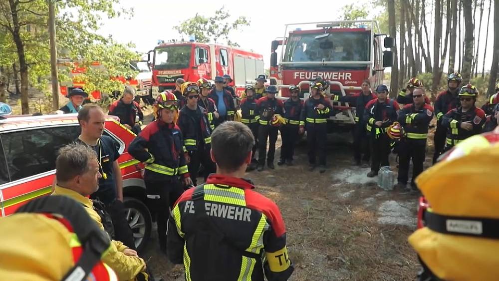 Europäische Feuerwehrleute kommen zusammen, um französische Waldbrände zu bekämpfen