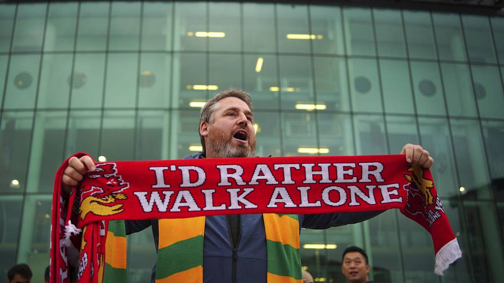 Fans von Manchester United protestieren vor Liverpool-Spiel und fordern Veränderungen