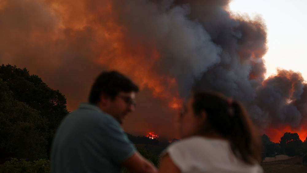 Hunderte Feuerwehrleute kämpfen gegen einen riesigen Waldbrand in der Nähe von Lissabon