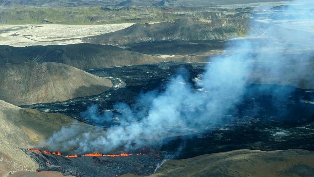 Island: Zum zweiten Mal in einem Jahr bricht in der Nähe des Hauptflughafens der Insel ein Vulkan aus