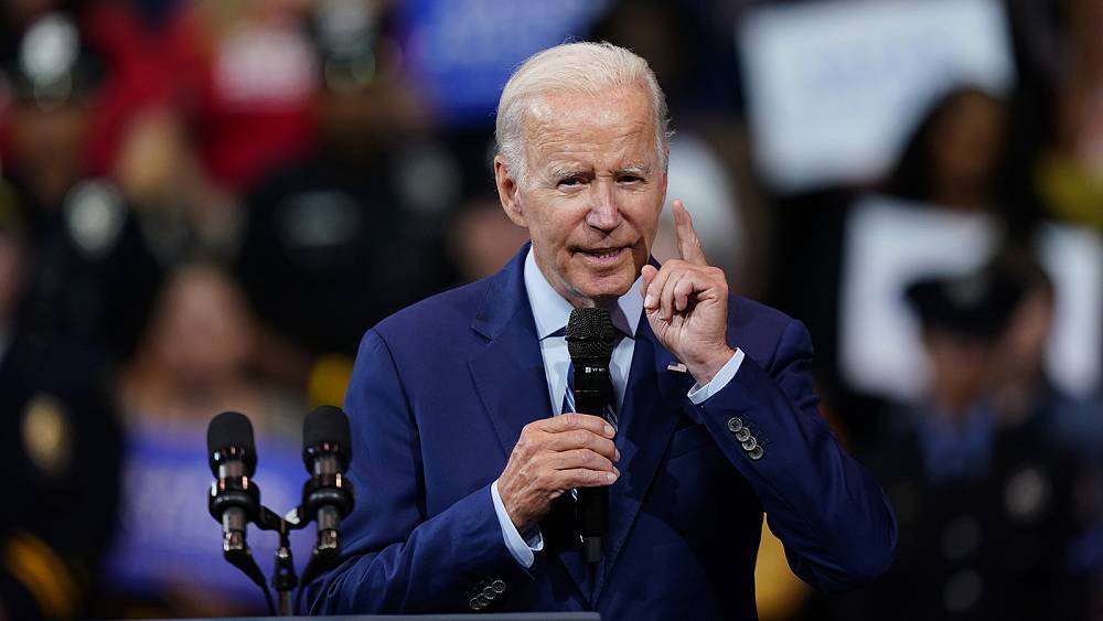 Joe Biden gelobt, Sturmgewehre während seines Besuchs in Pennsylvania zu verbieten, um den Plan „Safer America“ vorzustellen