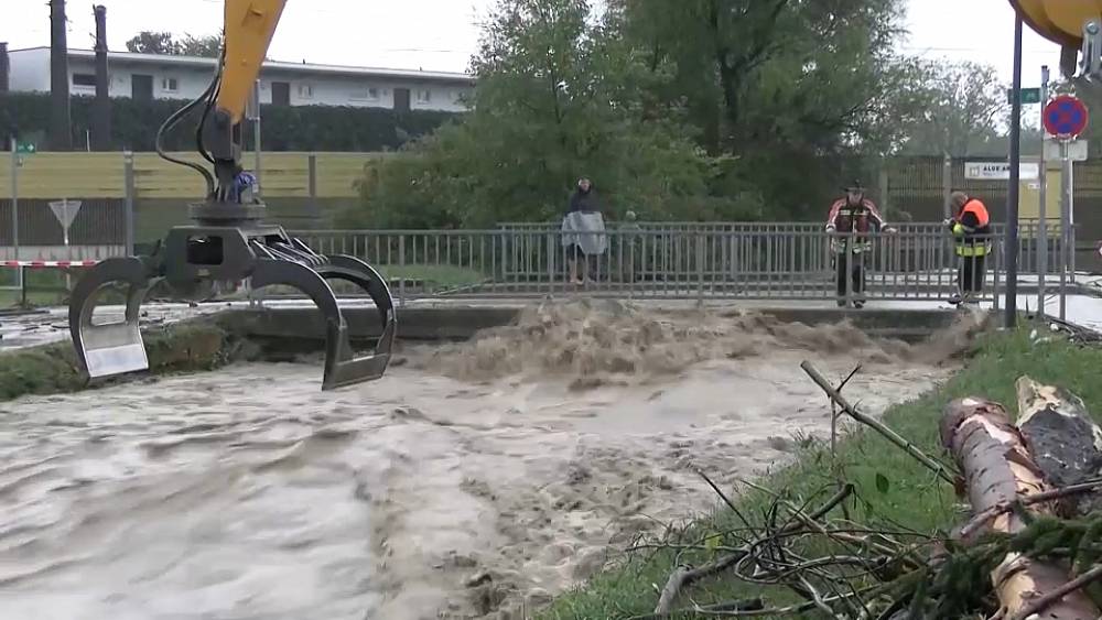 Rekordniederschläge durchnässen Westösterreich, während Feuerwehrleute sintflutartige Überschwemmungen bekämpfen