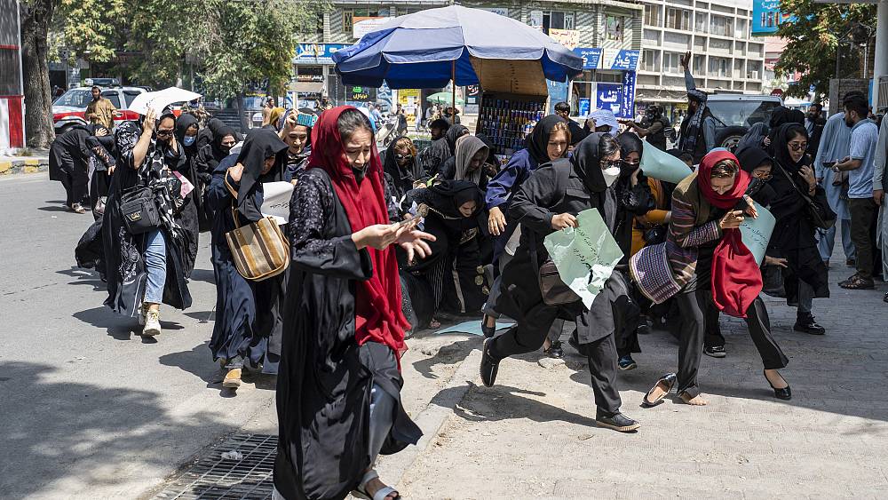 Taliban feuern Warnschüsse inmitten seltener Frauenproteste in der afghanischen Hauptstadt ab