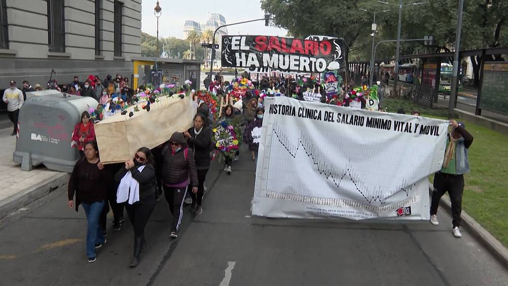VIDEO : Argentinische Arbeiter halten 'Beerdigung' für Mindestlohn ab