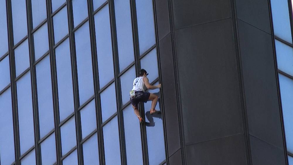 VIDEO : Urban Climber Alexis Landot erklimmt einen 122 Meter hohen Turm in der Nähe von Paris