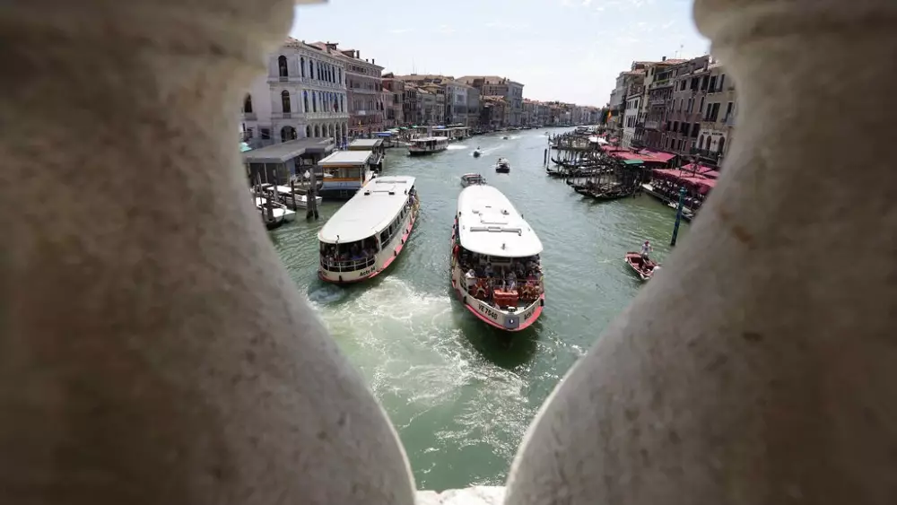 „Idioten“: Surfer werden bestraft, weil sie auf dem Canal Grande in Venedig zu schnell gefahren sind