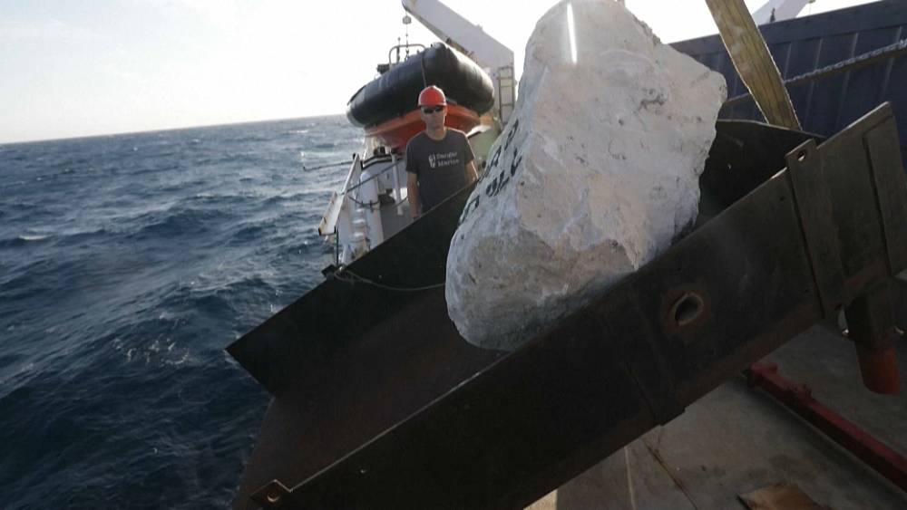 Greenpeace UK wirft Felsbrocken vor der Küste von Cornwall ab, um Überfischung zu verhindern