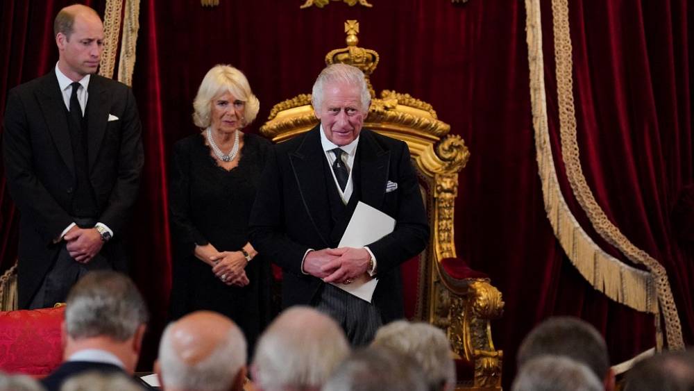 König Charles III begrüßt Gratulanten im Clarence House