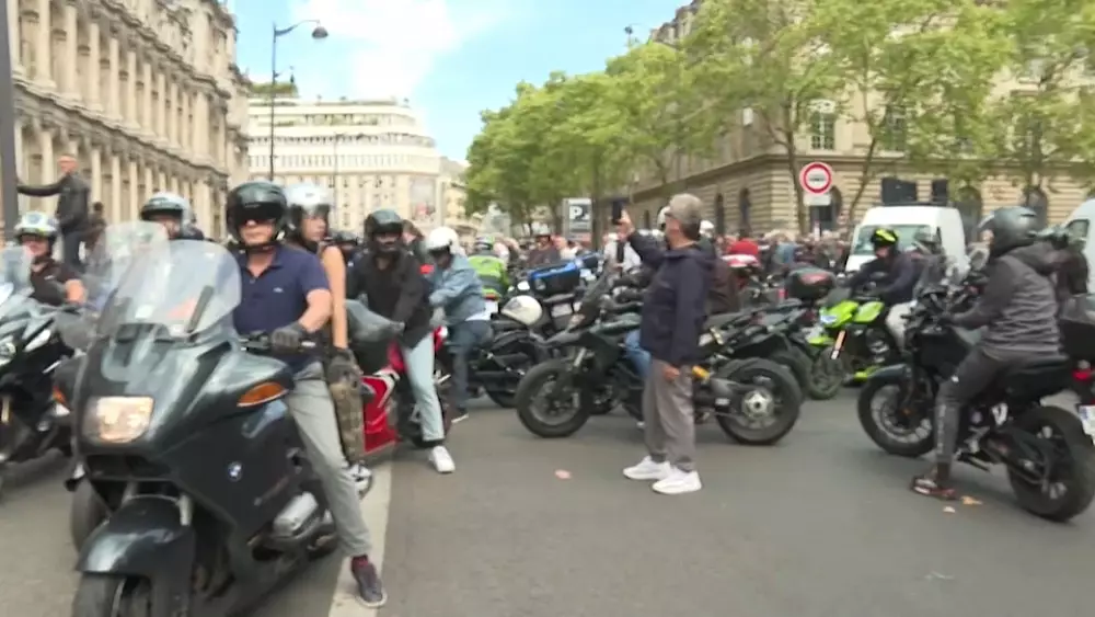 Motorradfahrer schimpfen über neue Parkgebühren in Paris