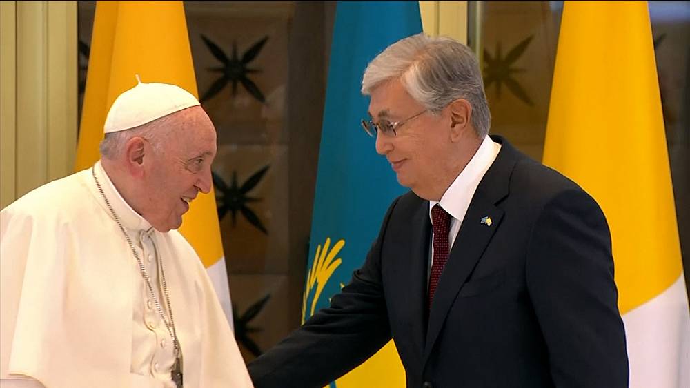 VIDEO: Papst kommt im kasachischen Präsidentenpalast an