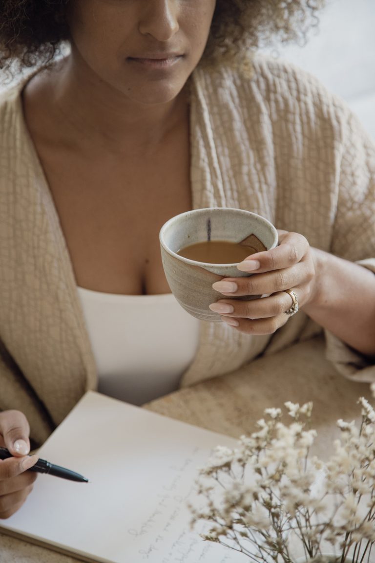 Tee trinken und Journaling_Gratitude-Tagebuchaufforderungen