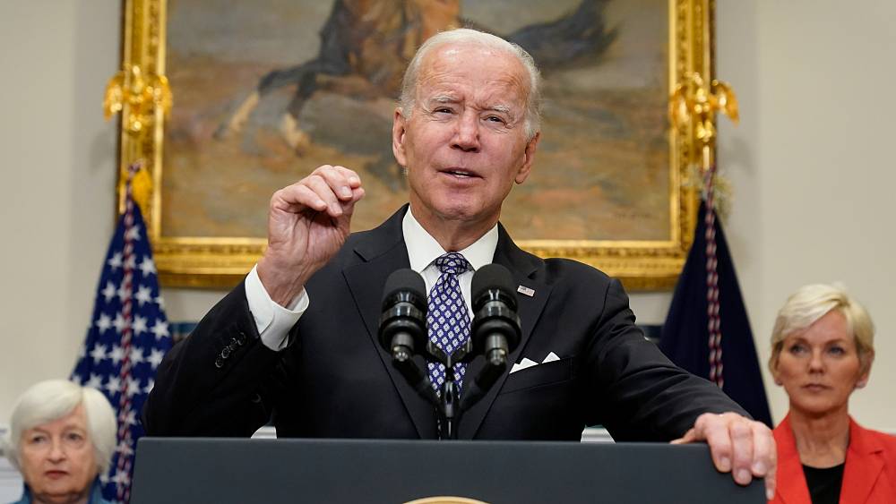 Biden kritisiert Ölfirmen wegen „Kriegsgewinns“, während er über Windfall-Steuern nachdenkt