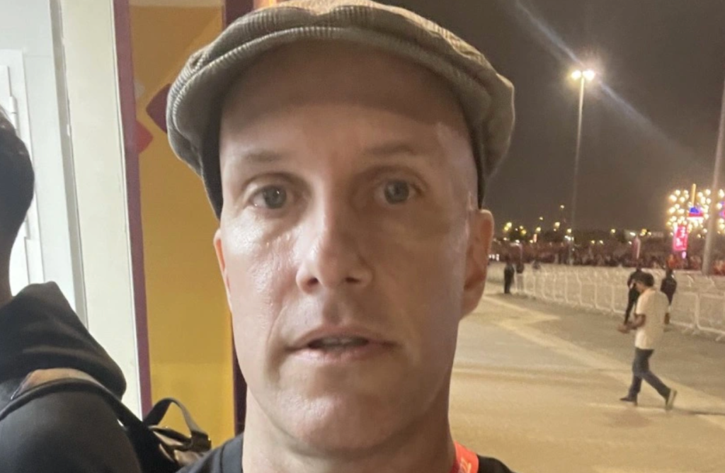 Der 48-jährige CBS-Fußballanalyst wurde zuvor wegen des Tragens eines Regenbogenhemdes in Katar inhaftiert – Frist