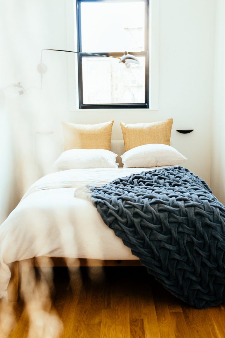 minimalistisches Schlafzimmer, das zum ersten Mal alleine lebt