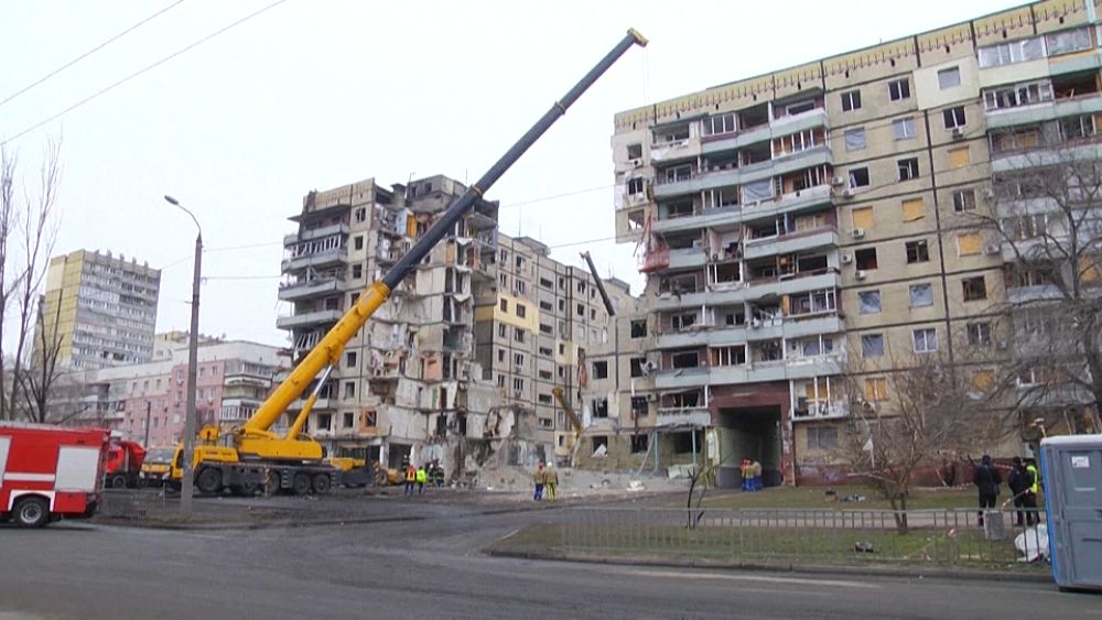 Retter geben die Hoffnung auf, Überlebende in den von einer russischen Rakete getroffenen Dnipro-Wohnungen zu finden
