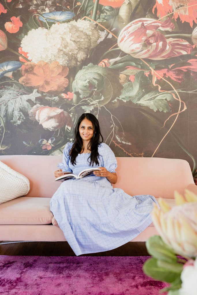 Aishwarya Iyer liest auf der Couch