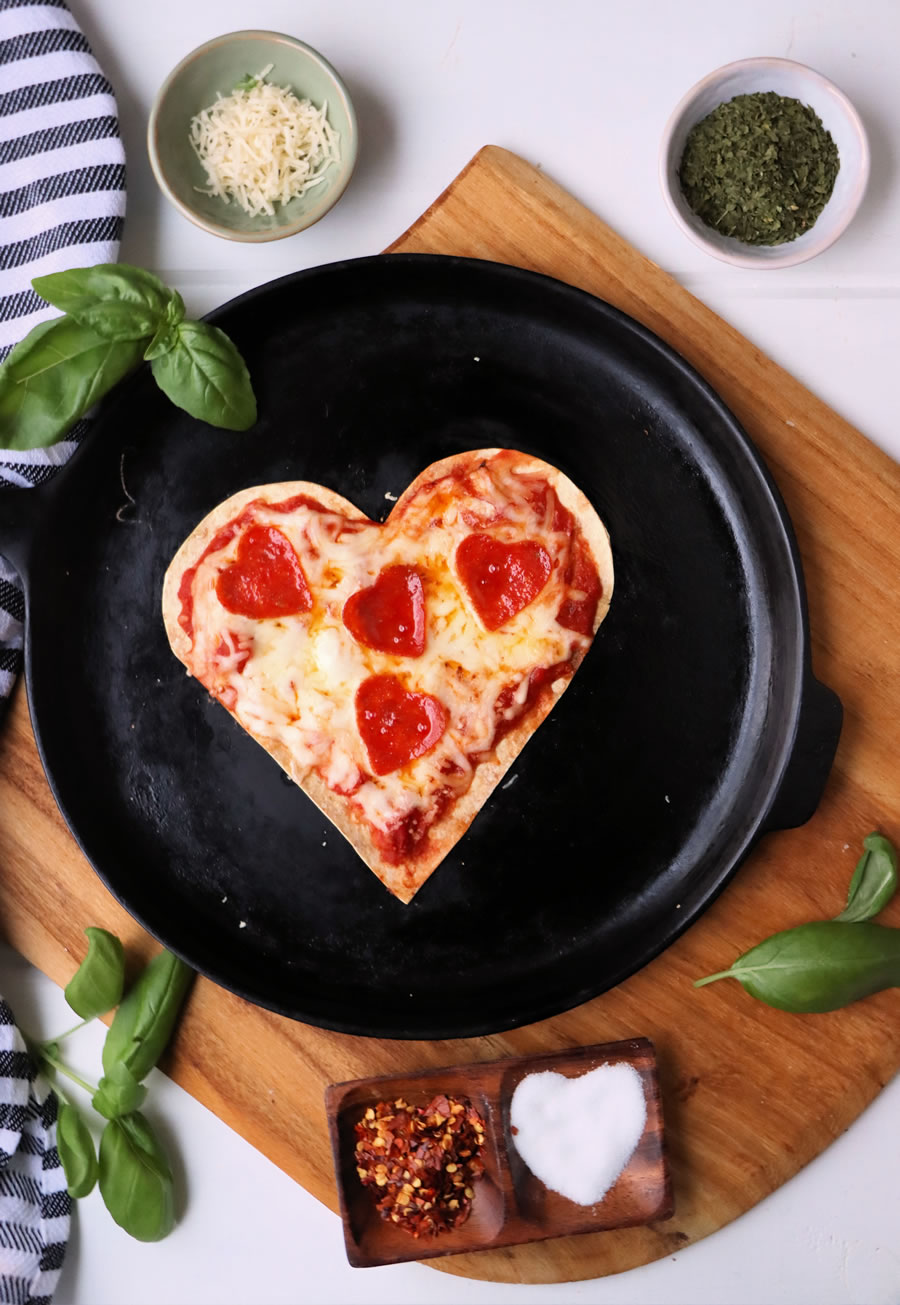 Low-Carb Valentinstag Tortilla Pizza auf Pfanne mit Basilikum