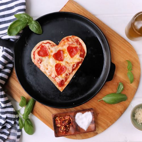 Low Carb Tortilla-Pizza in Herzform mit herzförmigen Peperoni.