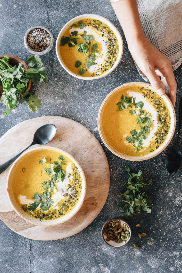 cremige vegane Butternut-Kürbis-Suppe mit Ingwer und Kokosmilch