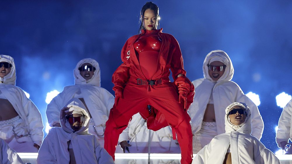 Super-Bowl-Beule: Rihanna kehrt episch auf die Bühne zurück, um ihre zweite Schwangerschaft zu zeigen