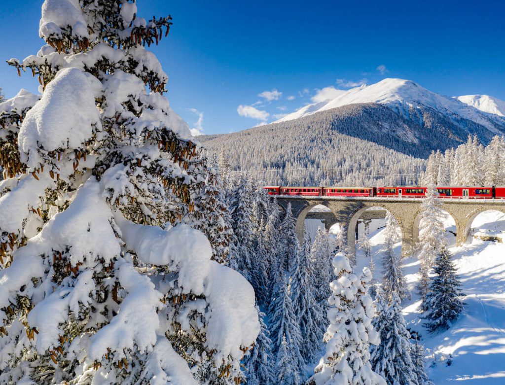 Zug fährt durch Schnee
