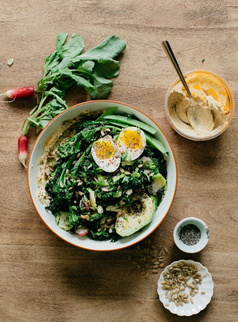 hummus, greens & avo bowl_gesunde brokkolirezepte