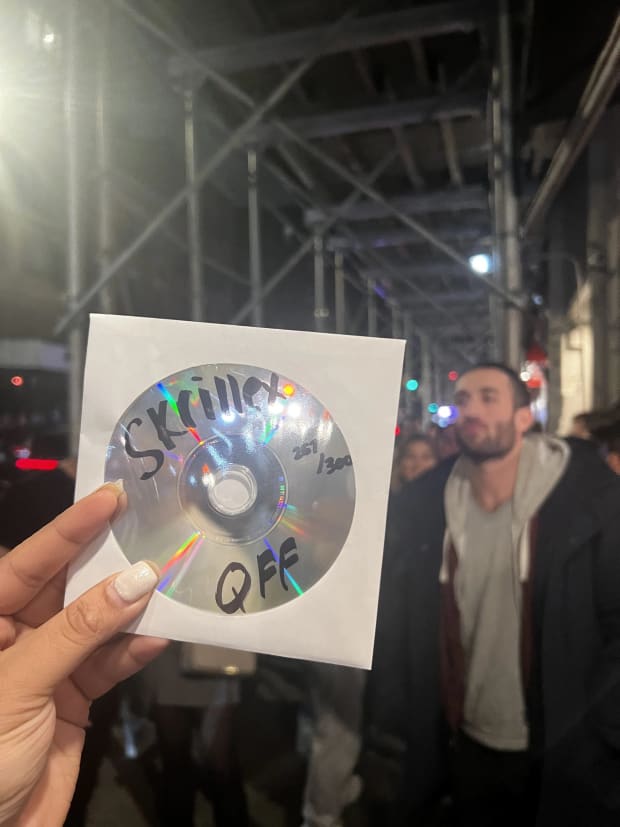 Skrillex verschenkte 300 Rare "Suche nach Feuer" CDs bei MSG – aber junge Fans haben Mühe, Zugang zur Musik zu bekommen