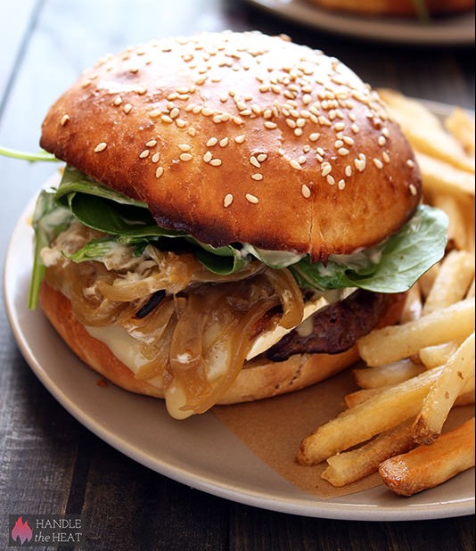 Französische Bistro-Burger mit Greyerzer und karamellisierten Zwiebeln