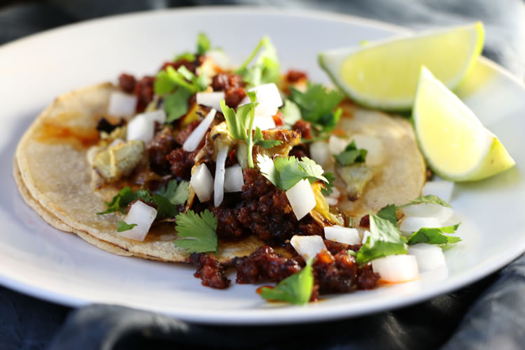 Chorizo- und Artischocken-Tacos mit cremiger Avocado-Serrano-Salsa