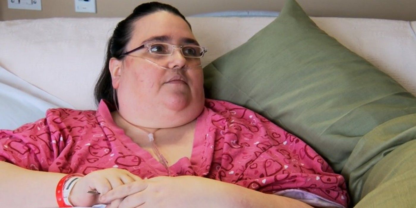 Penny Saeger My 600 lb Life trägt ein rosa Oberteil im Bett