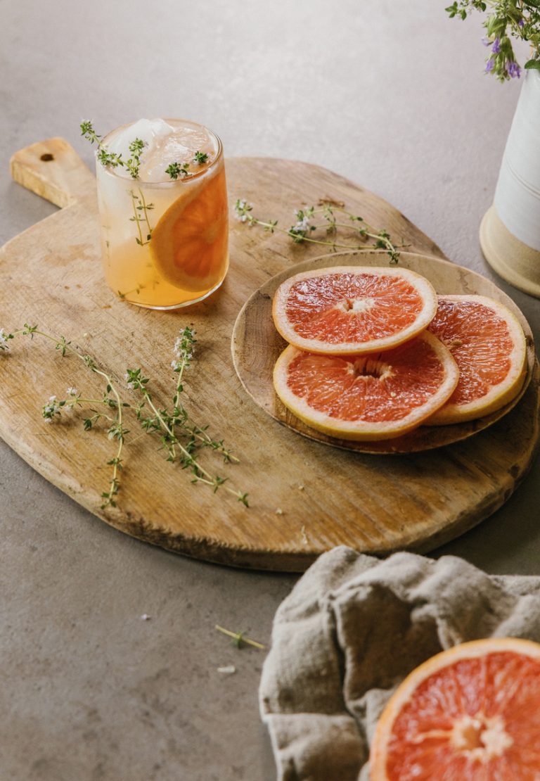 Grapefruitscheiben und ein Kombucha-Grapefruit-Paloma-Cocktail