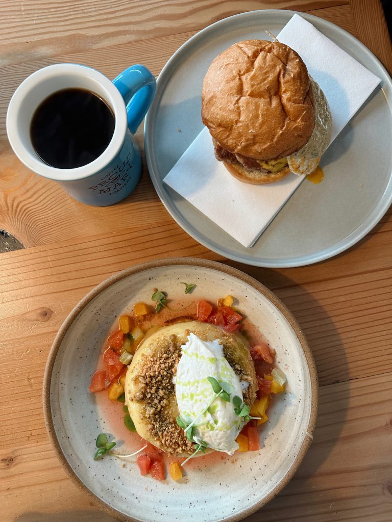 Ricotta-Hotcake, Frühstückssandwich und schwarzer Kaffee bei Proud Mary in Austin.