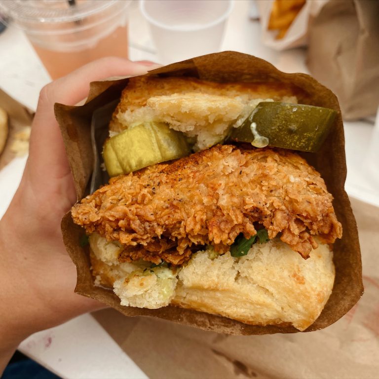 Fried Chicken Sandwich bei Bird Bird Biscuit in Austin.