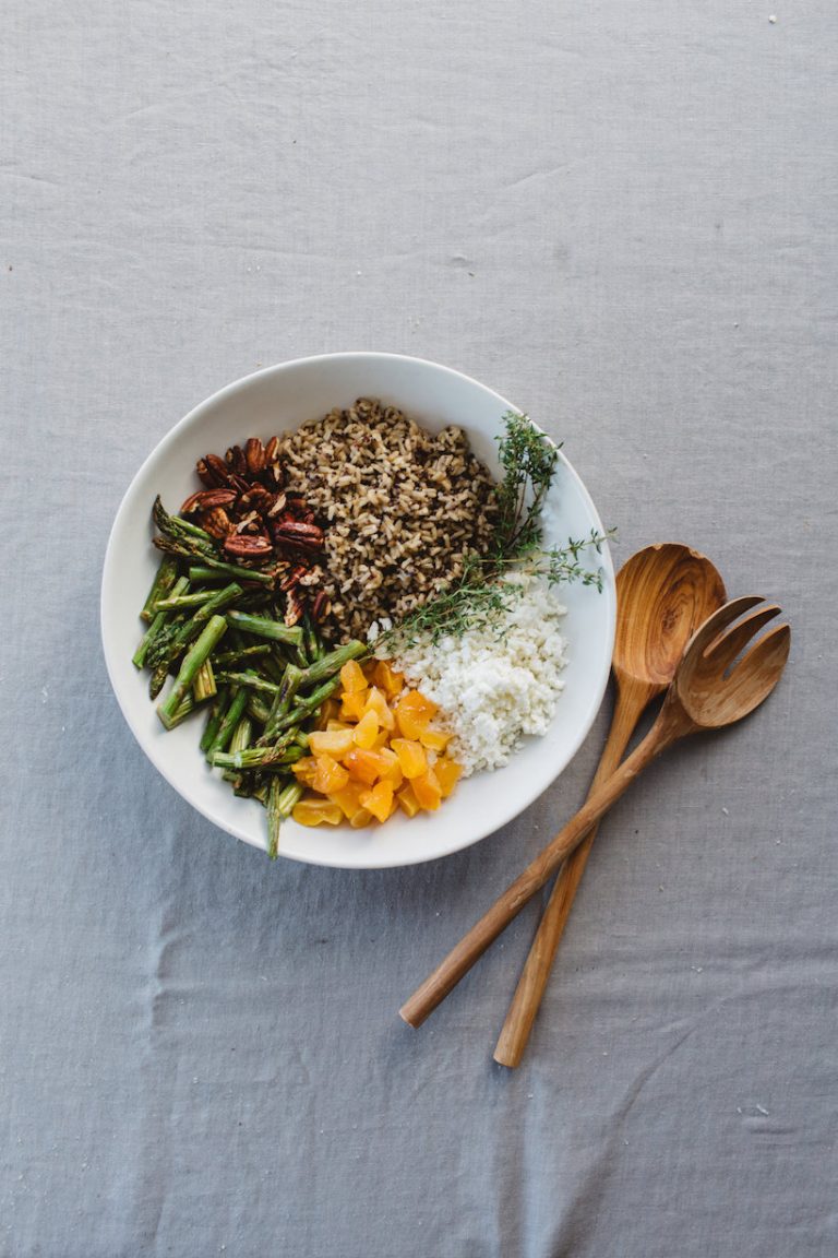 Spargel, Quinoa & Reissalat mit Ziegenkäse & Ahorn-Tahini-Dressing