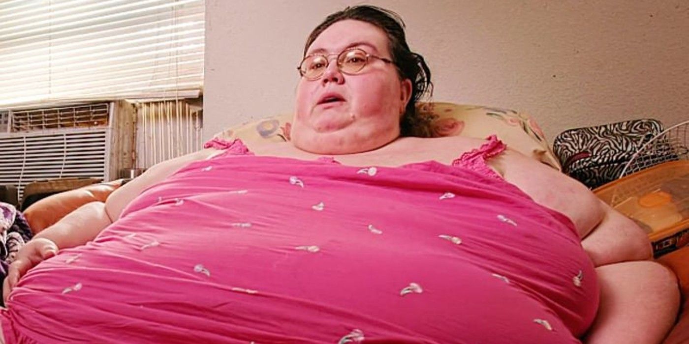 Meine 600 Pfund schwere Life Jeanne Covey posiert in einem pinkfarbenen Oberteil im Bett