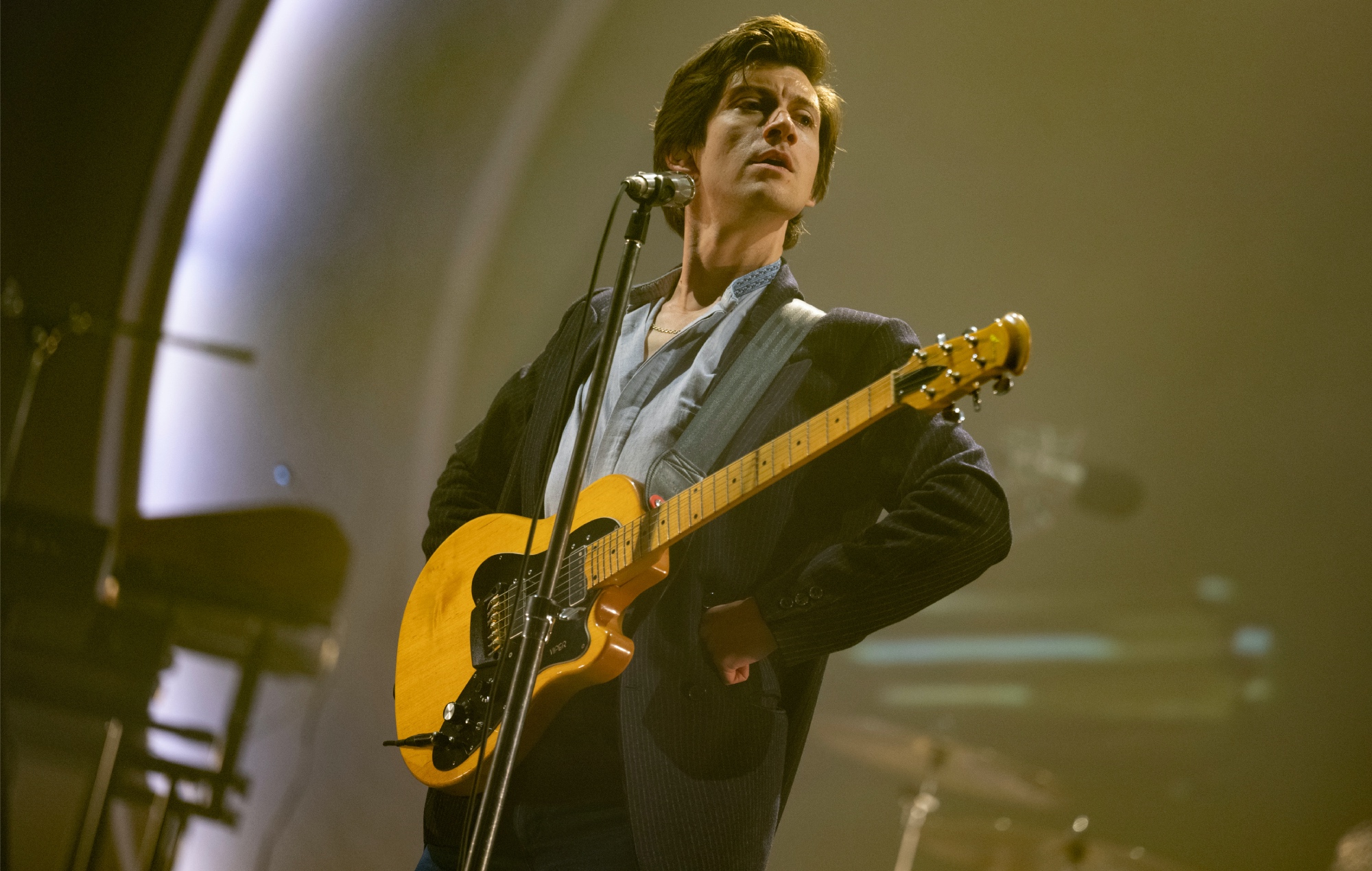Alex Turner tritt 2022 live auf der Bühne mit den Arctic Monkeys auf