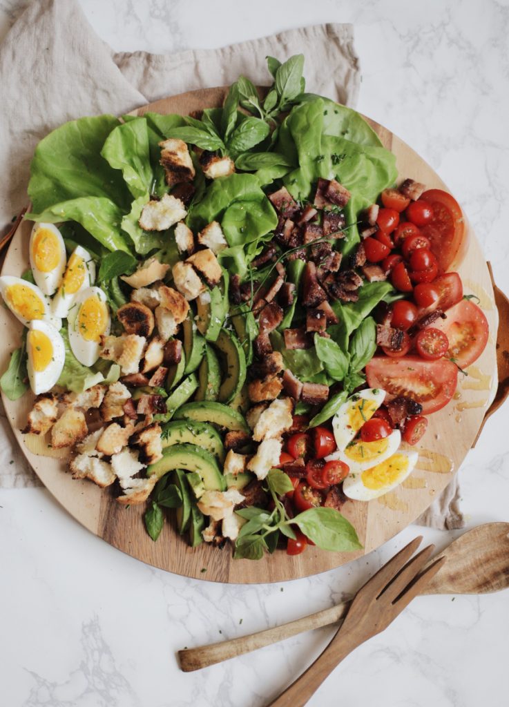 BLT-Salat mit 8-Minuten-Eiern und Avocado
