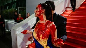 Sehen Sie: Eine in ukrainische Farben gekleidete Frau übergießt sich bei den Filmfestspielen in Cannes mit Kunstblut