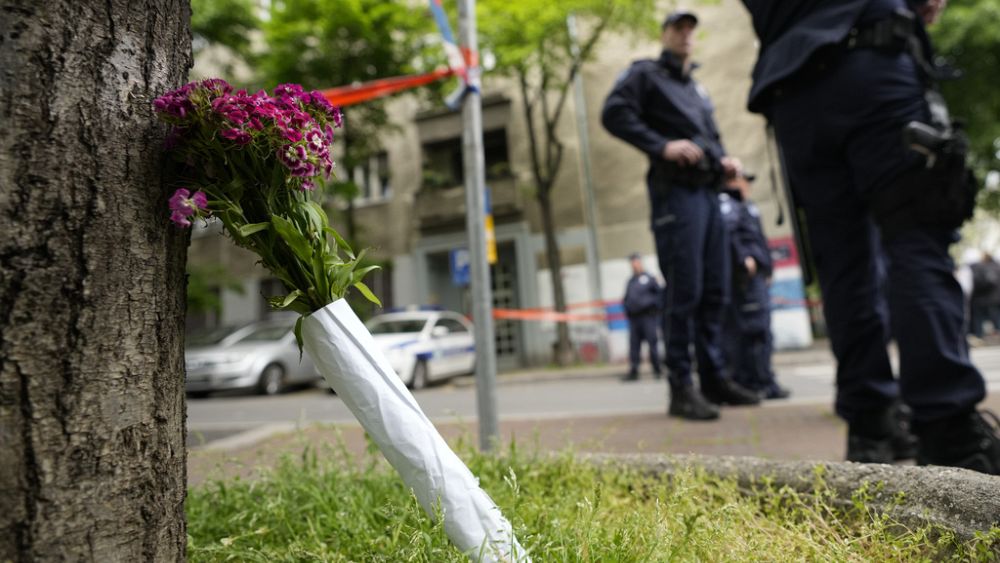 VIDEO : UHR: Belgrader zünden Kerzen an und legen Blumen nieder zu Ehren der Opfer von Schulschießereien